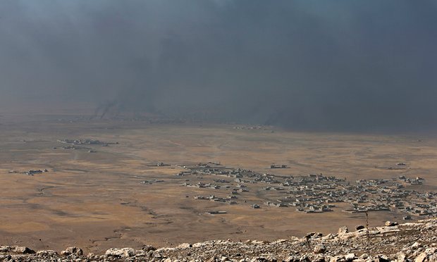 Боевики ИГ жгут траншеи, заполненные сырой нефтью, с северо-восточной части Мосула