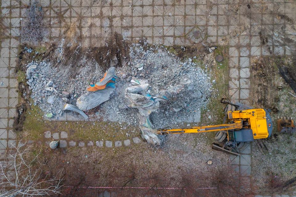 В Днепре снесли уникальную скульптуру Эрнеста Коткова 