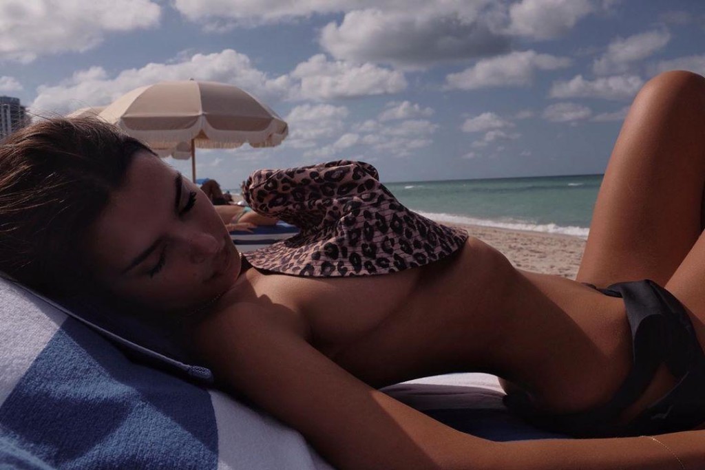 Эмили Ратаковски продемонстрировала шикарную фигуру