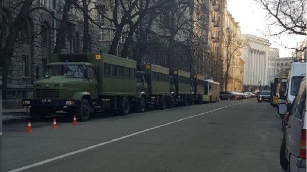 На Банковую привезли автозаки, охрана усилена