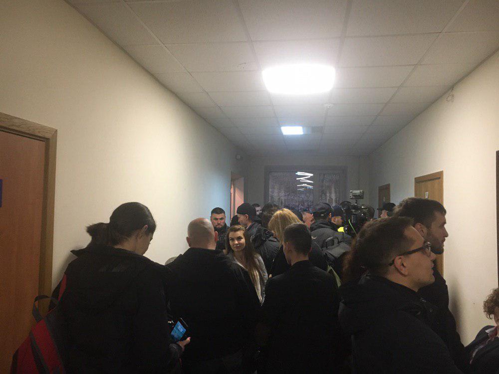 Журналисты собрались у входа в зал заседаний