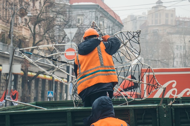 Крещатик начали готовить к новогодним праздникам