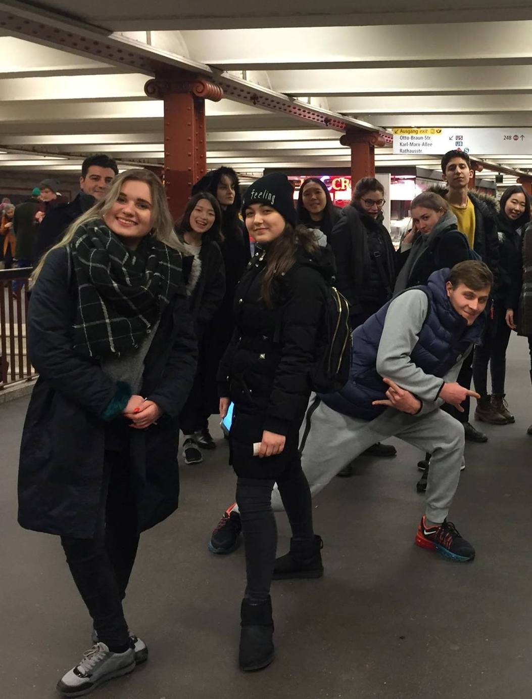 Дочь спикера (по центру в шапке) с друзьями спускалась в метро Берлина, фото: facebook.com/CATScollegelondon