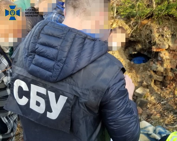 На Львовщине СБУ обнаружила тайник с оружием