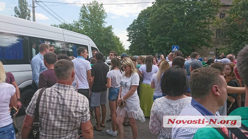 Жители Николаева остановили кортеж Зеленского