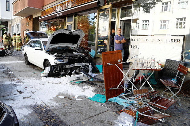 В Берлине легковой автомобиль на скорости влетел в кафе