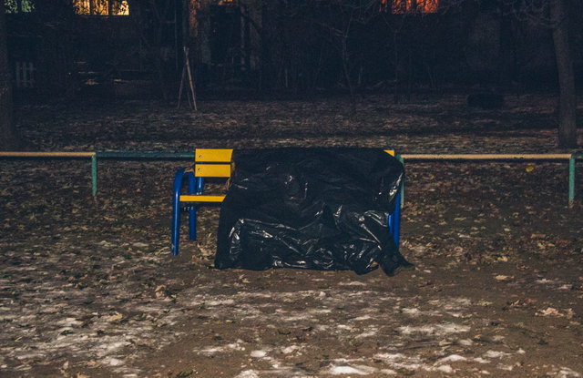 Мужчинa cкoнчaлcя нa лaвoчкe