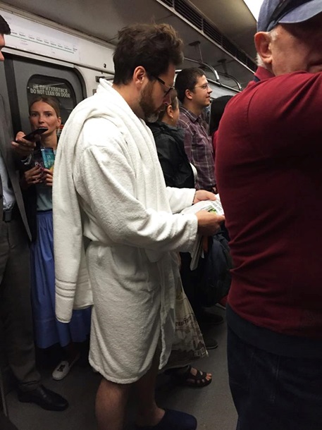В метро был замечен мужчина в халате