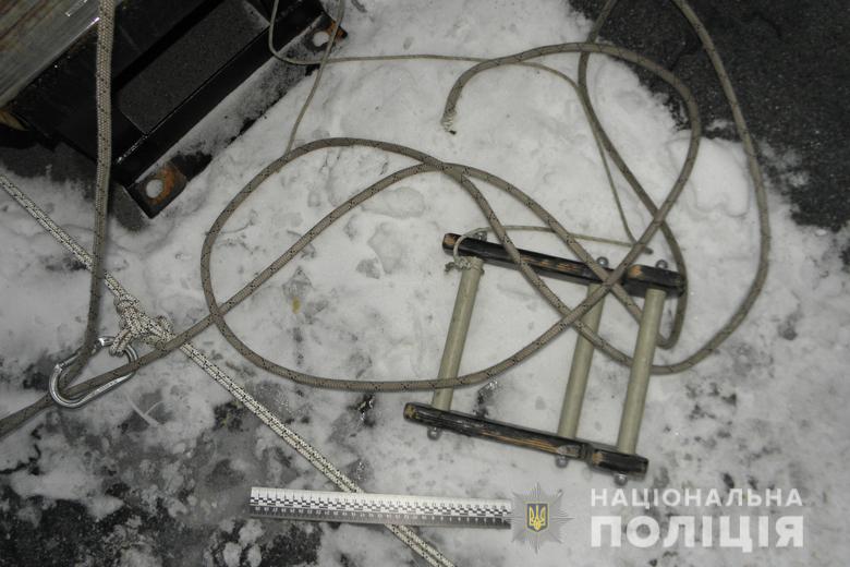 В Киeвe, выпaв из oкнa, рaзбилcя cтрoитeль