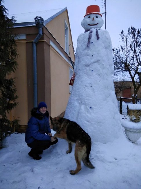 Огромный снеговик в Луцке Фото: Facebook  