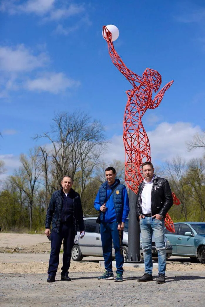 Министр молодежи и спорта Вадим Гутцайт, двукратный дефлимпийский чемпион Александр Полторацкий, тележурналист Константин Стогний у Центра пляжных видов спорта СЕТ