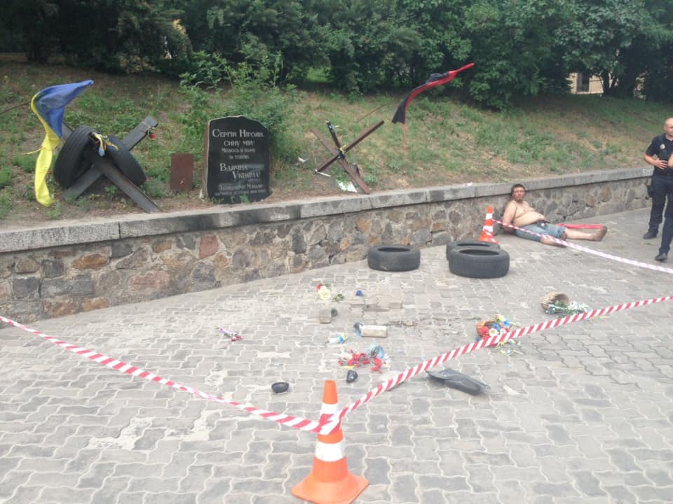 В Киеве разгромили мемориал героя Небесной сотни Нигояна