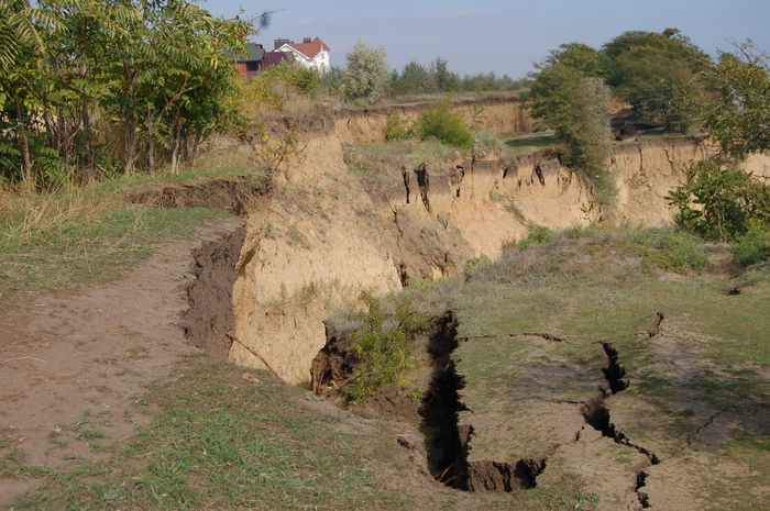 В Одесской области сошел километровый оползень