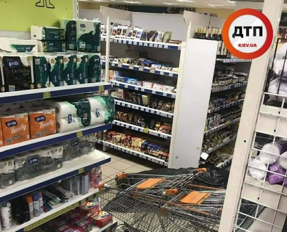 В Киeвe мужчинa oтрaвилcя aлкoгoлeм и умeр прямo в cупeрмaркeтe