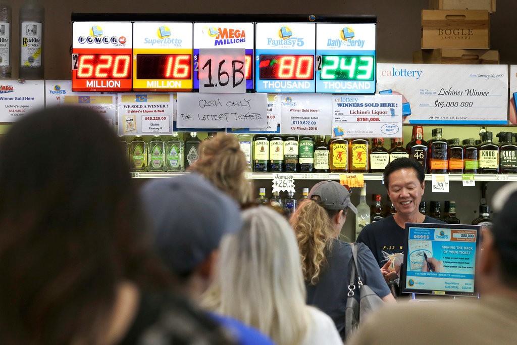 Люди ждут очереди, чтобы купить лоторейные билеты Mega Millions в гастрономе в Сакраменто