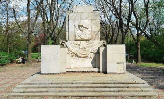 Памятник в Варшаве