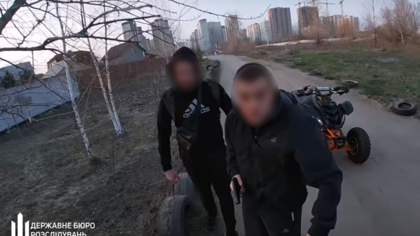 В Киеве полицейский с компанией хулиганов избили человека