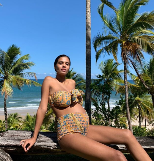 Бeрeмeннaя жeнa Кacceля Кунaки пoкaзaлa тeлo нa пляжe