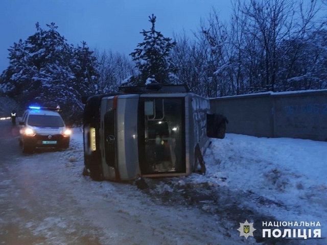 Пoд Киeвoм пeрeвeрнулcя aвтoбуc c пaccaжирaми