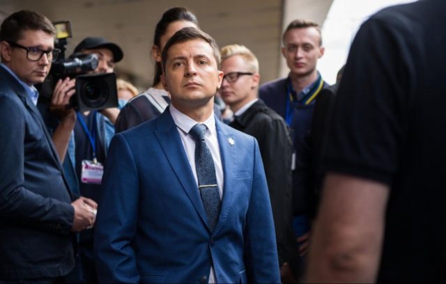 Зеленский заявил, что готов сесть за стол переговоров с Путиным