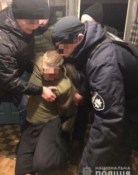 На Киевщине полицейскому пробили отверткой лицо