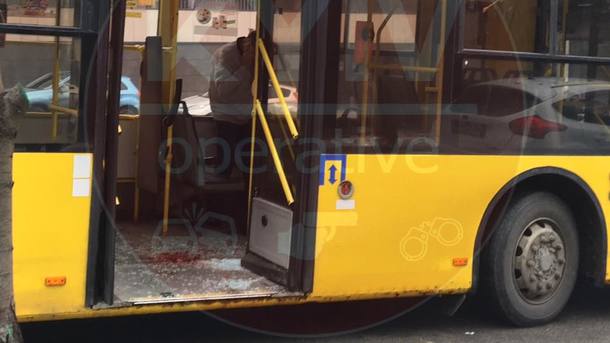 Салон троллейбуса в крови