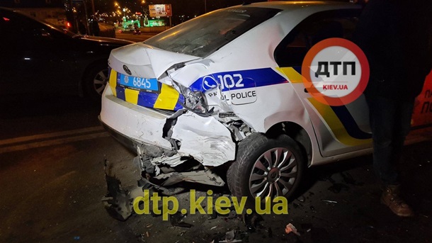 В Киеве пьяный водитель протаранил авто патрульных