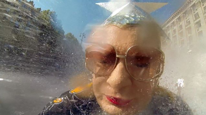 Ливень застал врасплох Верку Сердючку