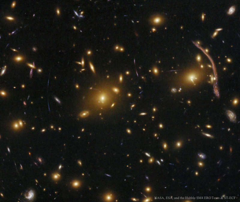 Скопление галактик Эйбелл 370: прекрасный пример гравитационного линзирования 