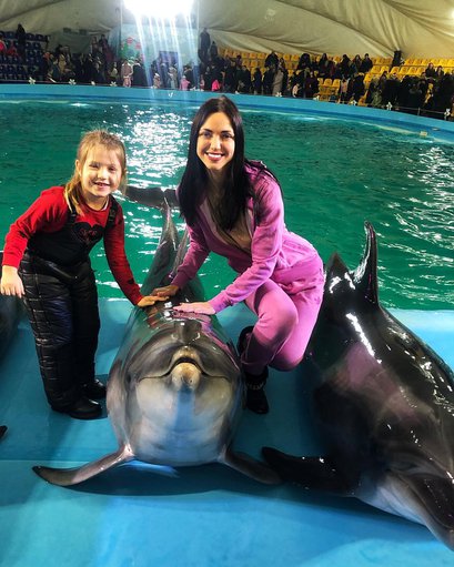 Участницу дуэта НеАнгелы осудили за фото с дельфинами 