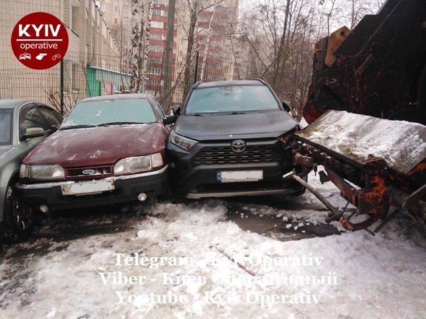 В Киеве мусоровоз разбил десять автомобилей