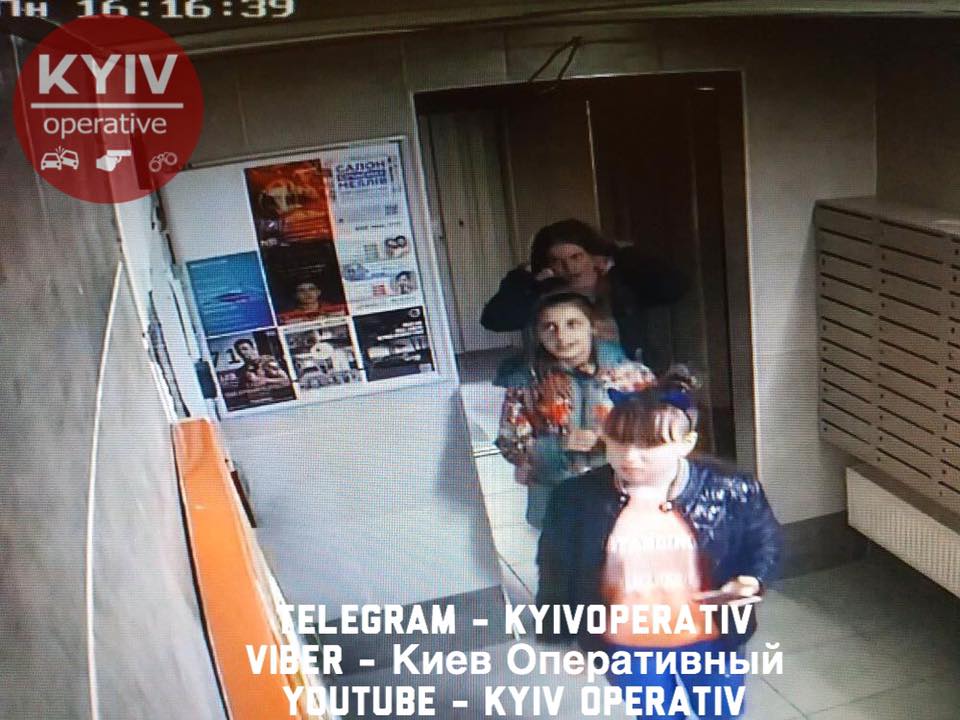 В Киеве школьницы поцарапали десять автомобилей 