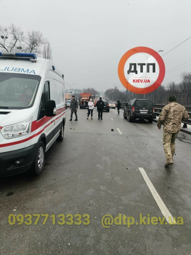 Под Киевом в ДТП пострадали девять автомобилей