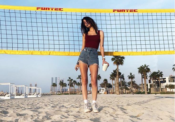 Надя Дорофеева похвасталась стройной фигурой в мини-шортах