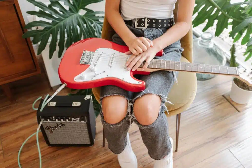 Перша електрогітара для початківця