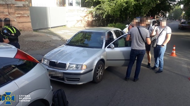 В Днепре задержали уголовника с оружием с поддельным удостоверением СБУ