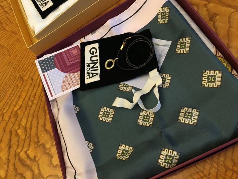 Зеленский подарил вышиванку президенту Эстонии 