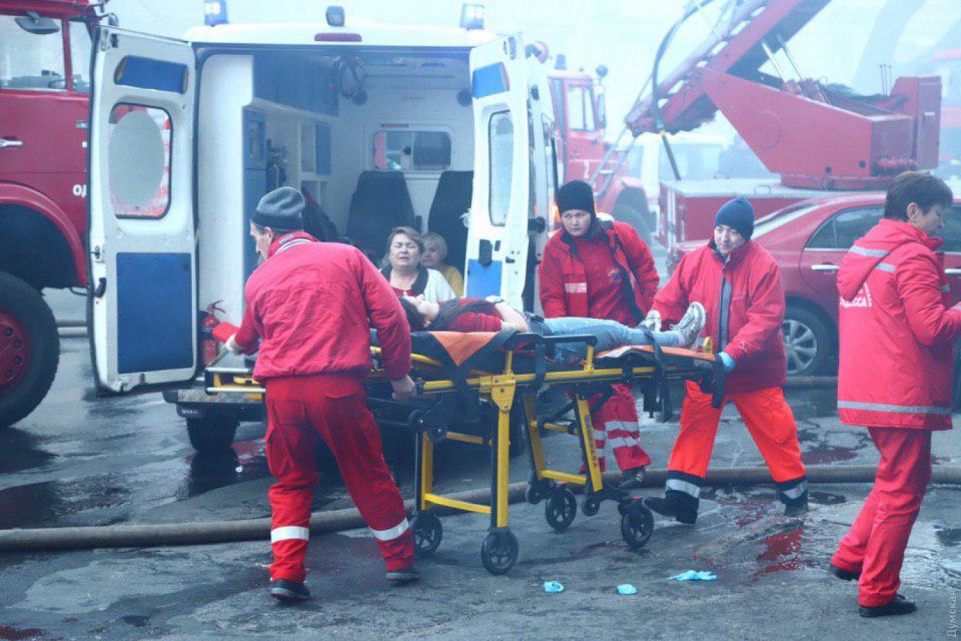 На месте происшествия работают спасатели и врачи скорой помощи. Фото: Думская