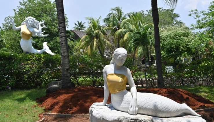 В Индонезии статуям русалок прикрыли голую грудь