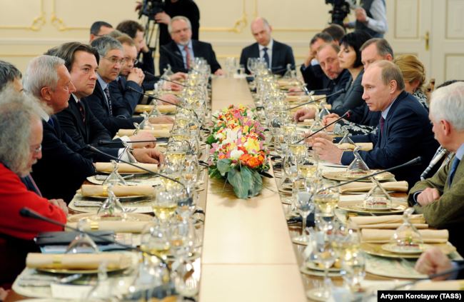  Головний редактор радіостанції «Ехо Москви» Олексій Венедиктов, генеральний директор ІТАР-ТАСС Віталій Ігнатенко, генеральний директор Першого каналу Костянтин Ернст (зліва направо) і прем'єр-міністр Росії Володимир Путін (другий праворуч) під час зустрічі з керівниками російських ЗМІ, 18 січня 2012 року 