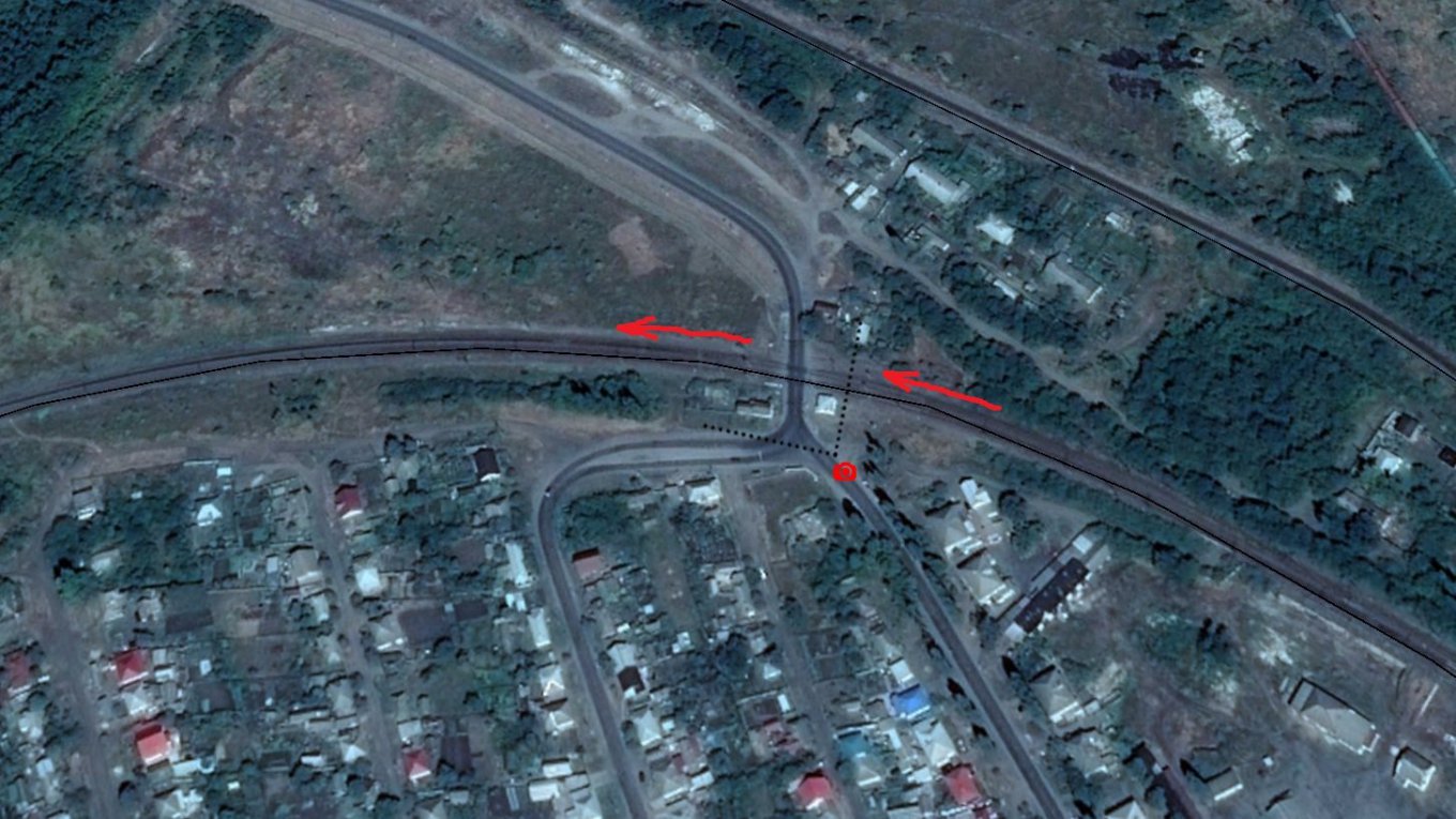 Состав с техникой могли наблюдать водители, стоявшие на железнодорожном переезде в районе станции Поворино