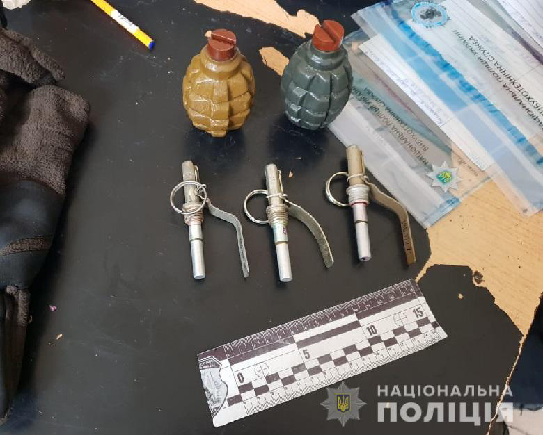 В метро Киева задержали мужчину с гранатами 