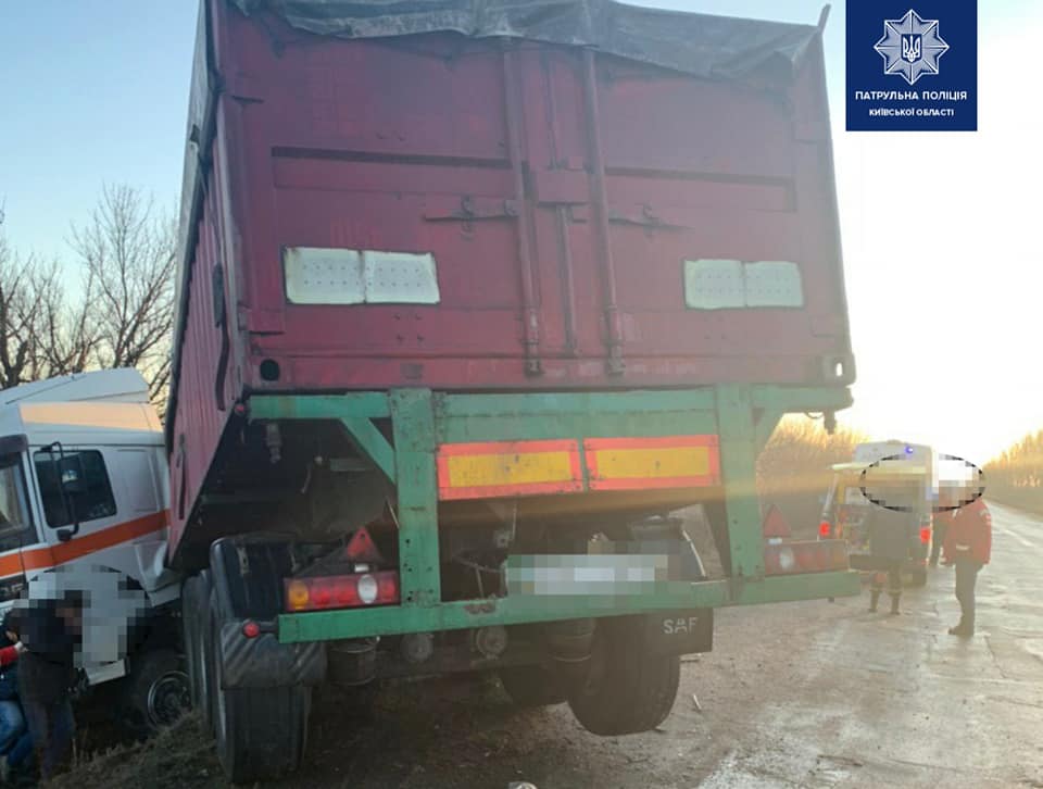 На Киевщине столкнулись фура и легковушка
