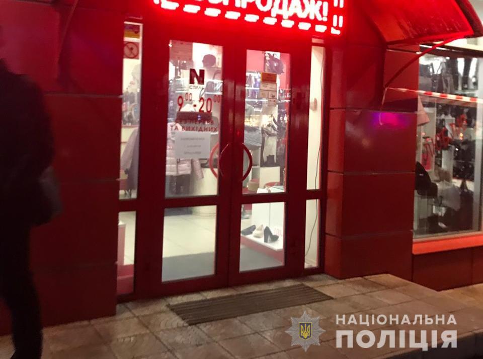 Под Киевом налетчики с автоматами ограбили ювелирный магазин