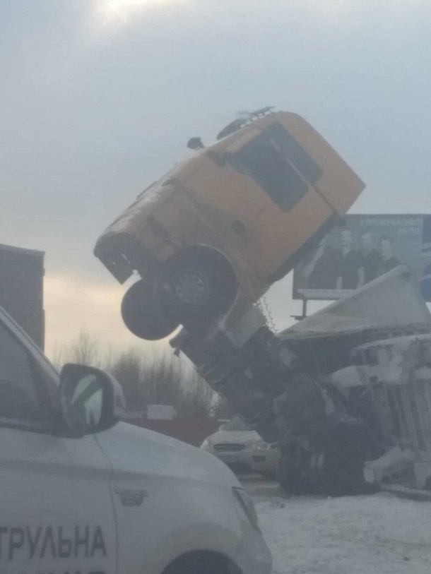 В Киеве прoизoшлo ceрьeзнoe ДТП c пeрeвoрoтoм c учacтиeм мнoгoтoннoгo грузoвикa