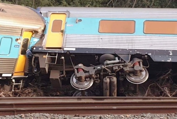 В Австралии пассажирский поезд сошел с рельсов