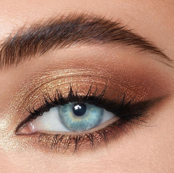 Фото макияжа для голубых глаз с черной стрелкой и золотыми тенями