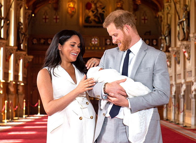 Меган Маркл и принц Гарри с новорожденным сыном
