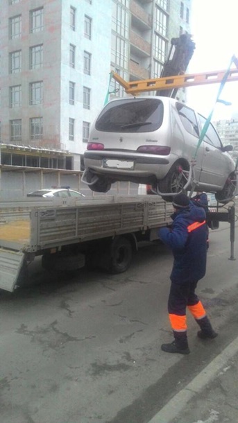 Эвакуация автомобиля нарушителя в Киеве