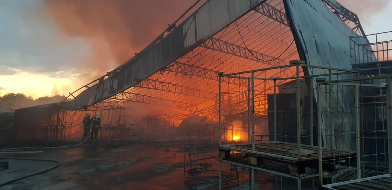 В Харьковской области горел склад резиновых изделий